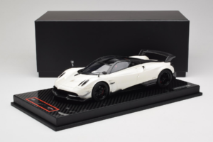 Pagani Huayra BC White Metallic Yy Model 1:18 REMC025 Resina - imagen 7 de 7