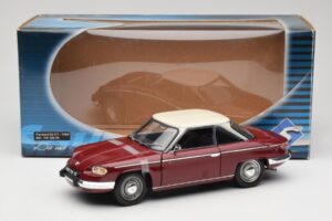 Panhard 24 CT Rojo Solido 1:18 1832500 Metal - imagen 8 de 8