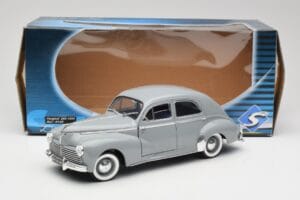 Peugeot 203 Gris Clair Solido 1:18 8145 Metal - imagen 8 de 8