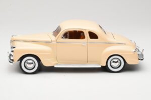 Plymouth Coupe Beige Road Signature 1:18 92398 Metal - imagen 4 de 8