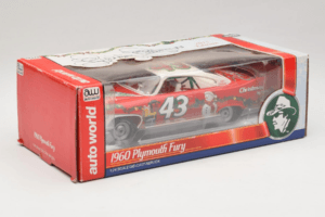 Plymouth Fury #43 R. Petty NASCAR 1960 Auto World 1:24 AW24003/06 Metal - imagen 2 de 3