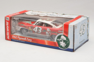 Plymouth Fury #43 R. Petty NASCAR 1960 Auto World 1:24 AW24003/06 Metal - imagen 3 de 3