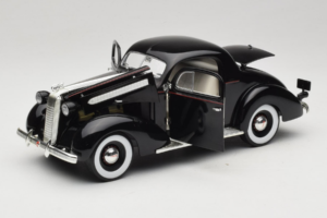 Pontiac Deluxe Negro Signature Models 1:18 18106 Metal - imagen 2 de 8