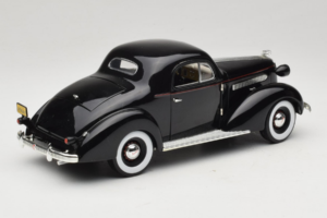 Pontiac Deluxe Negro Signature Models 1:18 18106 Metal - imagen 3 de 8