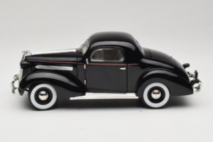 Pontiac Deluxe Negro Signature Models 1:18 18106 Metal - imagen 4 de 8