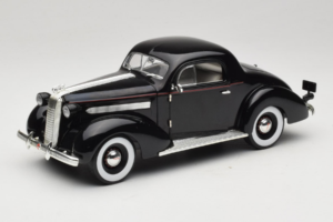 Pontiac Deluxe Negro Signature Models 1:18 18106 Metal