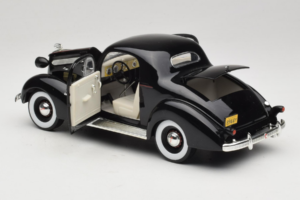 Pontiac Deluxe Negro Signature Models 1:18 18106 Metal - imagen 5 de 8