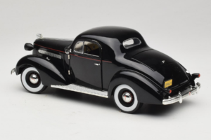 Pontiac Deluxe Negro Signature Models 1:18 18106 Metal - imagen 7 de 8
