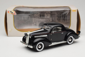 Pontiac Deluxe Negro Signature Models 1:18 18106 Metal - imagen 8 de 8