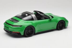 Porsche 911 991.2 Targa 4 GTS British Racing Verde Minichamps 1:18 155061065 Metal - imagen 2 de 6