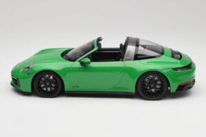 Porsche 911 991.2 Targa 4 GTS British Racing Verde Minichamps 1:18 155061065 Metal - imagen 3 de 6