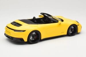 Porsche 911 992 Carrera 4 GTS Descapotable Amarillo Minichamps 1:18 155063030 Metal - imagen 2 de 6