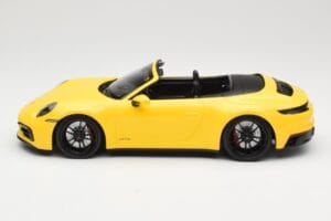 Porsche 911 992 Carrera 4 GTS Descapotable Amarillo Minichamps 1:18 155063030 Metal - imagen 3 de 6