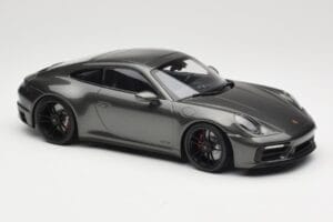Porsche 911 992 Carrera 4 GTS Green Metallic Minichamps 1:18 155063101 Metal - imagen 4 de 6