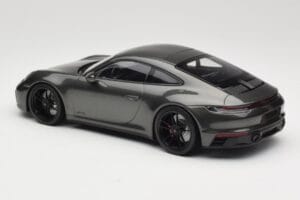 Porsche 911 992 Carrera 4 GTS Green Metallic Minichamps 1:18 155063101 Metal - imagen 5 de 6