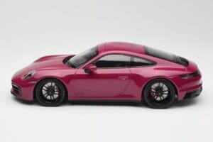 Porsche 911 992 Carrera 4 GTS Rubystar Minichamps 1:18 155063102 Metal - imagen 3 de 6
