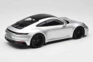 Porsche 911 992 Carrera 4 GTS Plata Minichamps 1:18 155063104 Metal - imagen 2 de 6