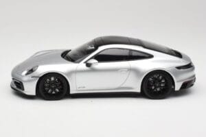 Porsche 911 992 Carrera 4 GTS Plata Minichamps 1:18 155063104 Metal - imagen 3 de 6
