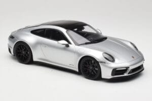 Porsche 911 992 Carrera 4 GTS Plata Minichamps 1:18 155063104 Metal - imagen 4 de 6