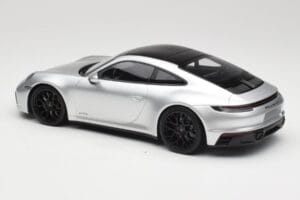 Porsche 911 992 Carrera 4 GTS Plata Minichamps 1:18 155063104 Metal - imagen 5 de 6