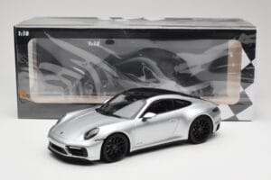 Porsche 911 992 Carrera 4 GTS Plata Minichamps 1:18 155063104 Metal - imagen 6 de 6