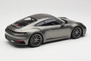 Porsche 911 992 Carrera 4S Aventurine Green Metallic Minichamps 1:18 155067328 Metal - imagen 3 de 6
