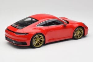 Porsche 911 992 Carrera 4S Guards Rojo & Llantas Doradas Minichamps 1:18 153067328 Metal - imagen 2 de 6