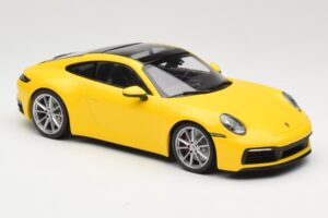 Porsche 911 992 Carrera 4S Amarillo Minichamps 1:18 155067320 Metal - imagen 4 de 6