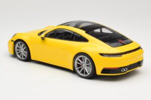 Porsche 911 992 Carrera 4S Amarillo Minichamps 1:18 155067320 Metal - imagen 5 de 6