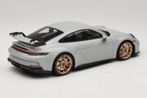 Porsche 911 992 GT3 Chalk Llantas Doradas Minichamps 1:18 117069001 Metal - imagen 2 de 6