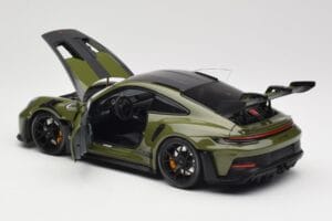 Porsche 911 992 GT3 RS Nato Olive & Black Wheels Minichamps 1:18 110062027 Metal - imagen 5 de 8