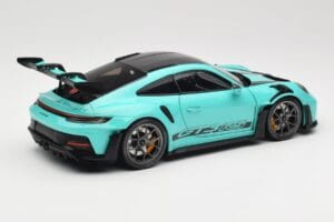 Porsche 911 992 GT3 RS Python Green & Dark Silver Wheels Minichamps 1:18 110062026 Metal - imagen 3 de 8