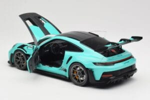 Porsche 911 992 GT3 RS Python Green & Dark Silver Wheels Minichamps 1:18 110062026 Metal - imagen 5 de 8