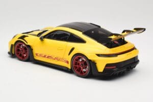 Porsche 911 992 GT3 RS Racing Yellow Weissach Package & Red Wheels Minichamps 1:18 110062025 Metal - imagen 7 de 8
