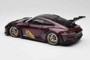 Porsche 911 992 GT3 RS Ultravioleta & Llantas Plata Minichamps 1:18 110062029 Metal - imagen 7 de 8