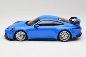 Porsche 911 992 GT3 Shark Azul & Llantas Plata Minichamps 1:18 143069015 Resina - imagen 3 de 6