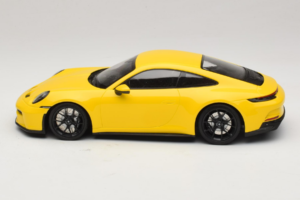 Porsche 911 992 GT3 Touring Amarillo Llantas Negras Minichamps 1:18 117069021 Metal - imagen 3 de 6