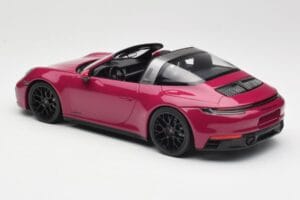 Porsche 911 992 Targa 4 GTS Rubystar Minichamps 1:18 155061066 Metal - imagen 5 de 6