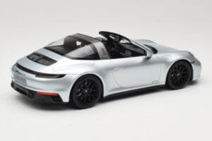 Porsche 911 992 Targa 4 GTS Plata Minichamps 1:18 155061061 Metal - imagen 2 de 6