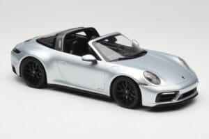Porsche 911 992 Targa 4 GTS Plata Minichamps 1:18 155061061 Metal - imagen 4 de 6