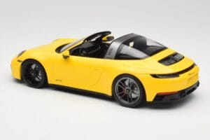 Porsche 911 992 Targa 4 GTS Amarillo Minichamps 1:18 153061064 Metal - imagen 5 de 6