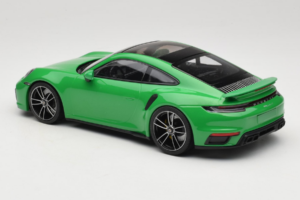 Porsche 911 992 Turbo S Verde Minichamps 1:18 153069077 Metal - imagen 5 de 6