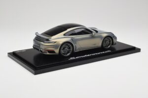 Porsche 911 Turbo S 992 Silver Bamboo Chromaflire With Display Case Spark 1:18 WAP0219100RTSS Resina - imagen 3 de 7