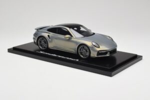 Porsche 911 Turbo S 992 Silver Bamboo Chromaflire With Display Case Spark 1:18 WAP0219100RTSS Resina - imagen 4 de 7
