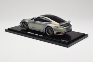 Porsche 911 Turbo S 992 Silver Bamboo Chromaflire With Display Case Spark 1:18 WAP0219100RTSS Resina - imagen 5 de 7