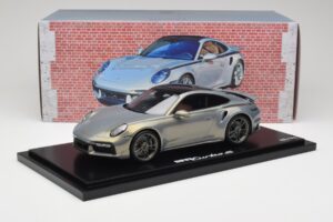 Porsche 911 Turbo S 992 Silver Bamboo Chromaflire With Display Case Spark 1:18 WAP0219100RTSS Resina - imagen 6 de 7