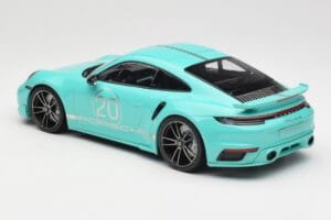 Porsche 911 992 Turbo S Sport Design Package Racing Green Minichamps 1:18 155069175 Metal - imagen 5 de 6