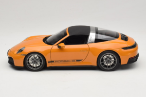 Porsche 911 992.2 Targa 4 GTS Bahama Yellow Norev 1:18 187190 Metal - imagen 6 de 10