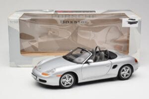 Porsche Boxster 986 Descapotable Arctic Plata Metálico UT Models 1:18 27852 Metal - imagen 8 de 8