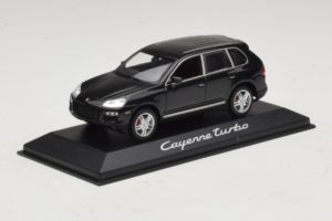 Porsche Cayenne Turbo Dark Green Metallic Minichamps 1:43 WAP02061117 Metal - imagen 2 de 5